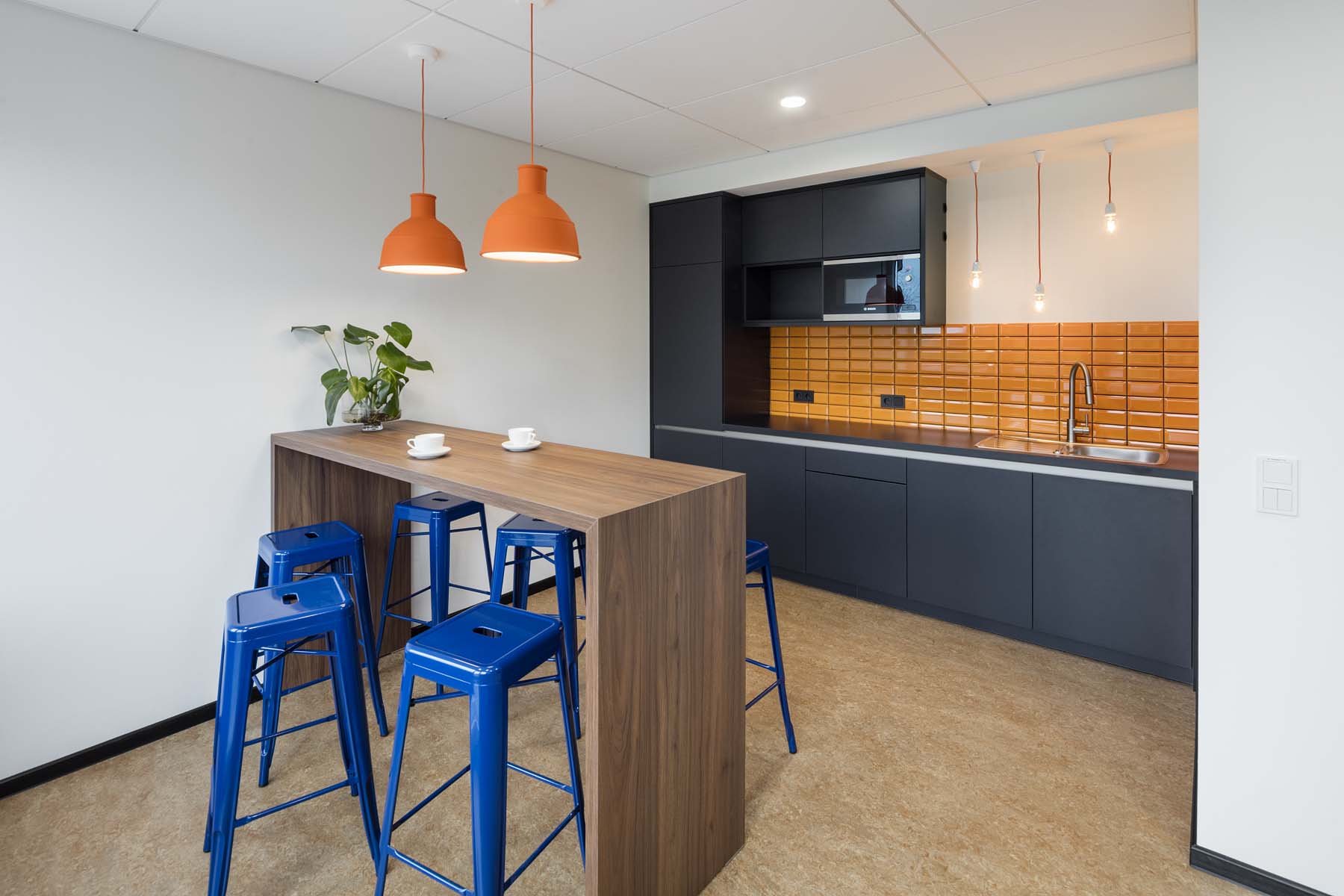 Büro H  Lepel und Lepel InnenArchitekten Stehtisch Küche     Architekturfotografie Jens Kirchner