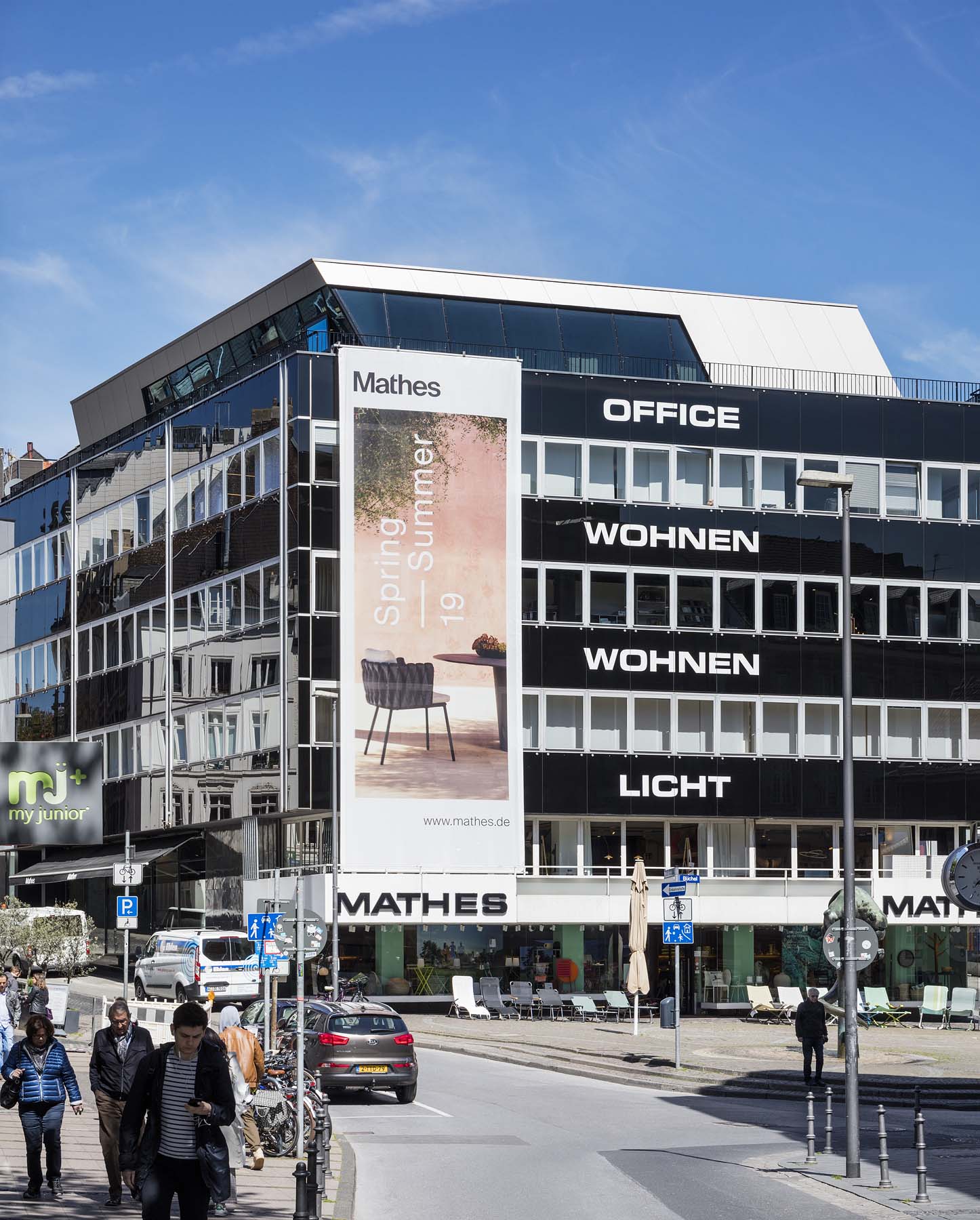 Möbelhaus Mathes Aachen Cross Architekten Gesamtansicht  mit Penthouse Architekturfotografie Jens Kirchner