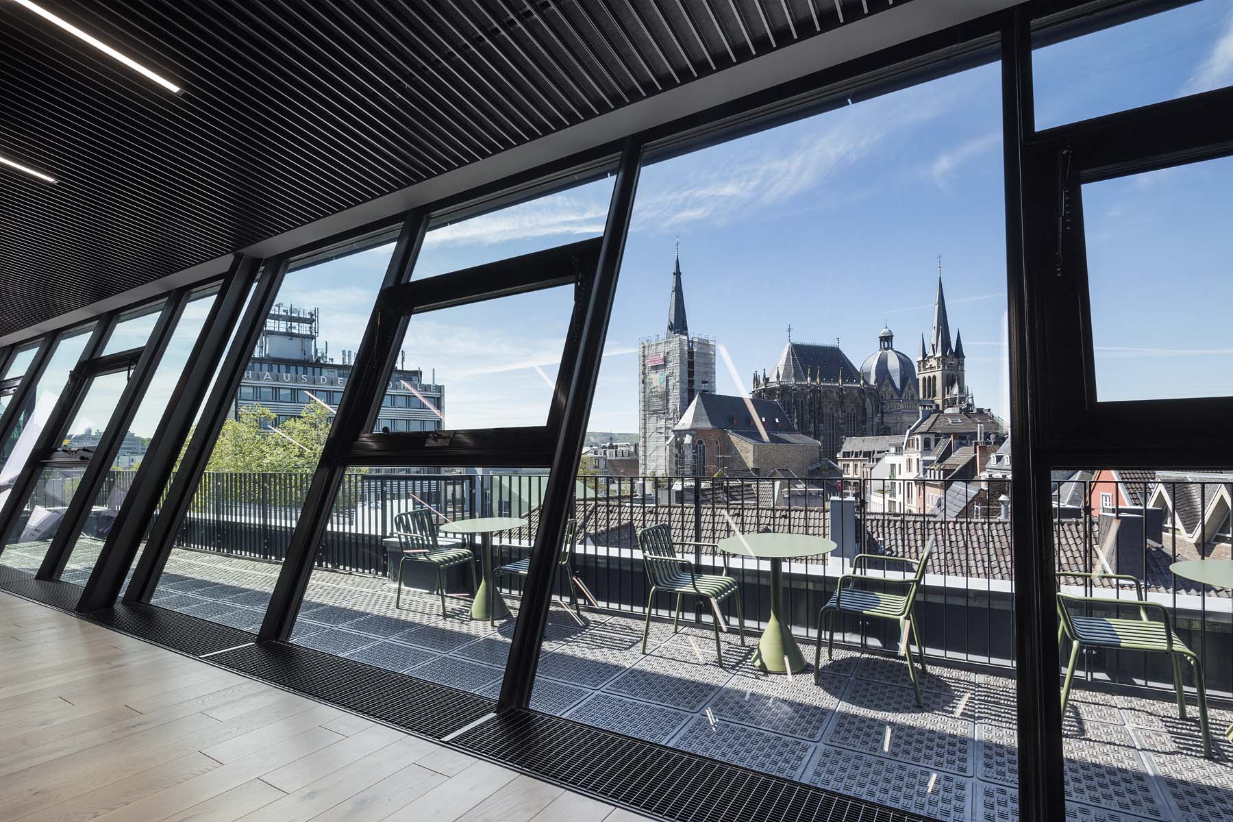 Möbelhaus Mathes Aachen Cross Architekten Penthouse mit Aachener Dom Architekturfotografie Jens Kirchner