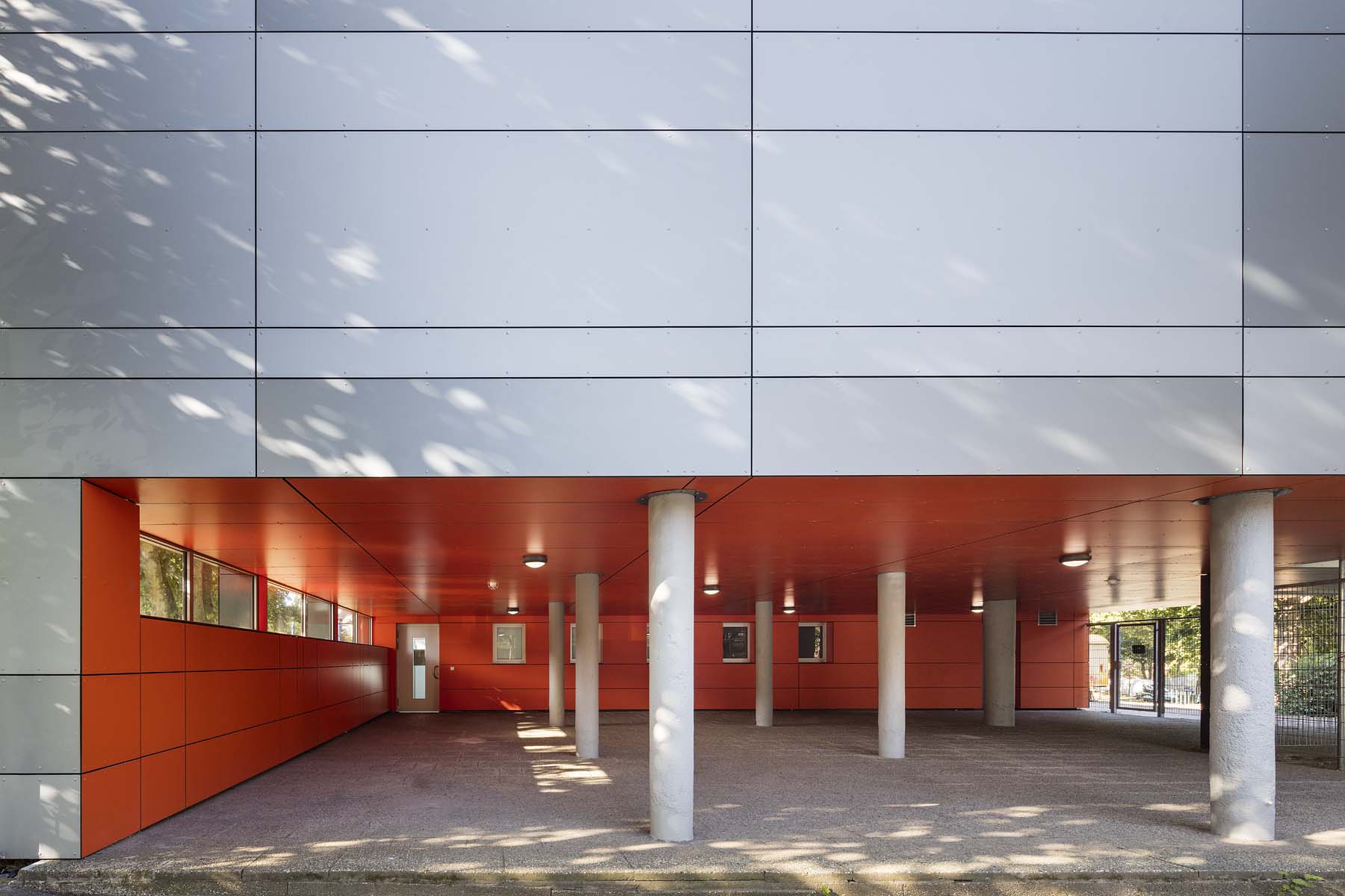 Sporthalle Essen  Schröder Partner Architekten   Eingang Fassade Architekturfotografie Jens Kirchner