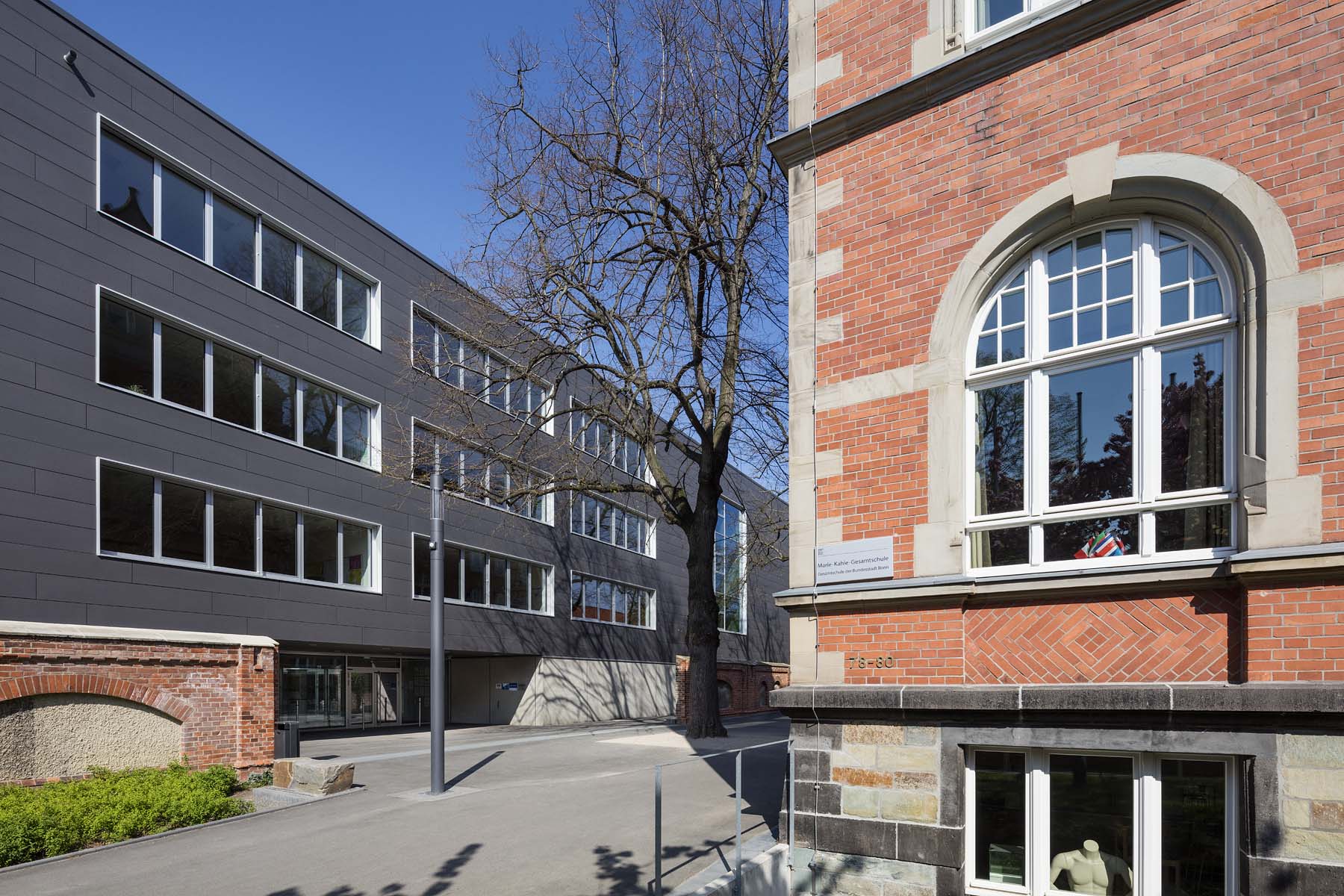 Marie Kahle Schule  Bonn Hahn und Helten Architektur  Ansicht Alt Neu Foyer Architekturfotografie Jens Kirchner