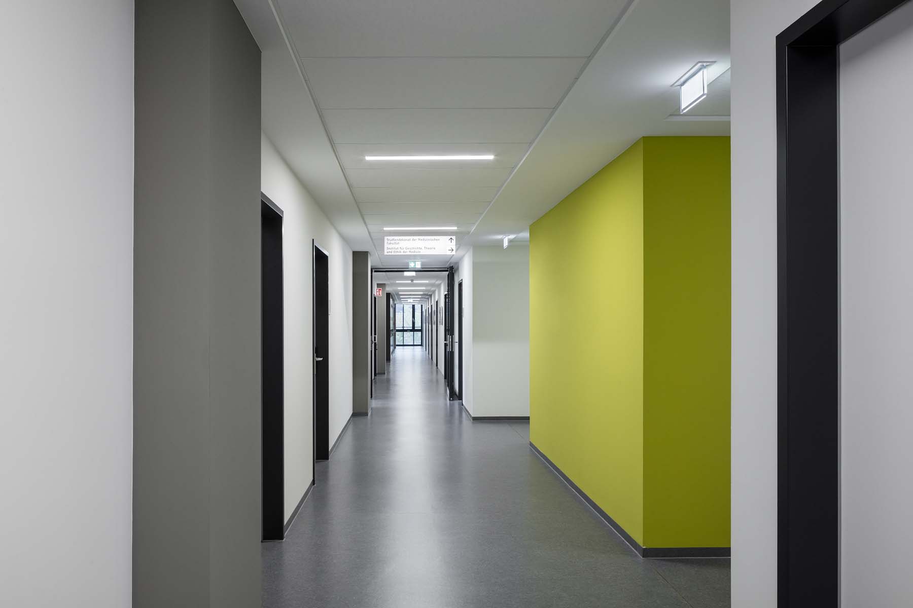 Medizinische Forschung Düsseldorf  Hahn Helten  Flur  Architekturfotografie Jens Kirchner