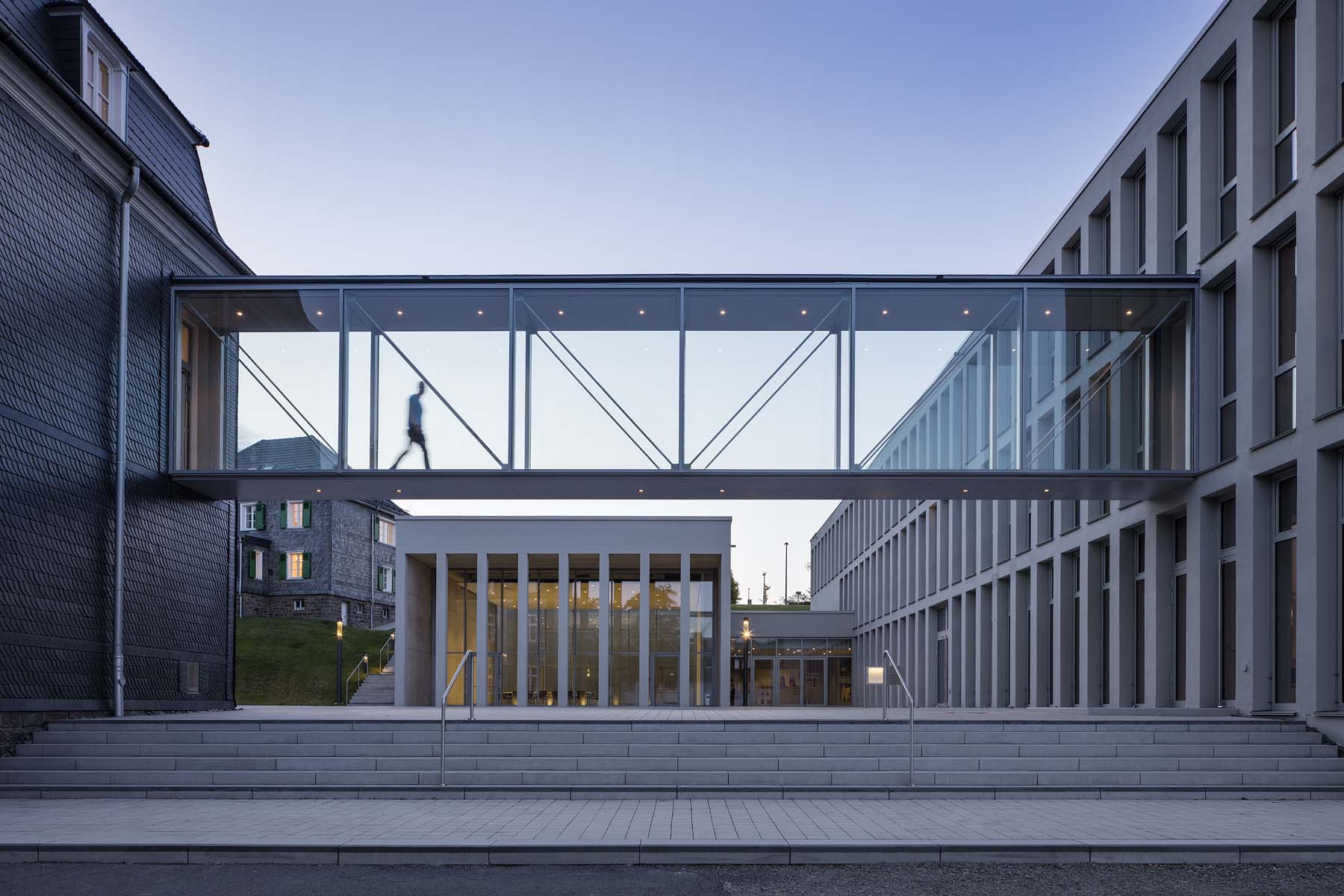 Bürgerdorf Waldbröl Archwerk       Ansicht Brücke Platz  Nacht  Architekturfotografie Jens Kirchner