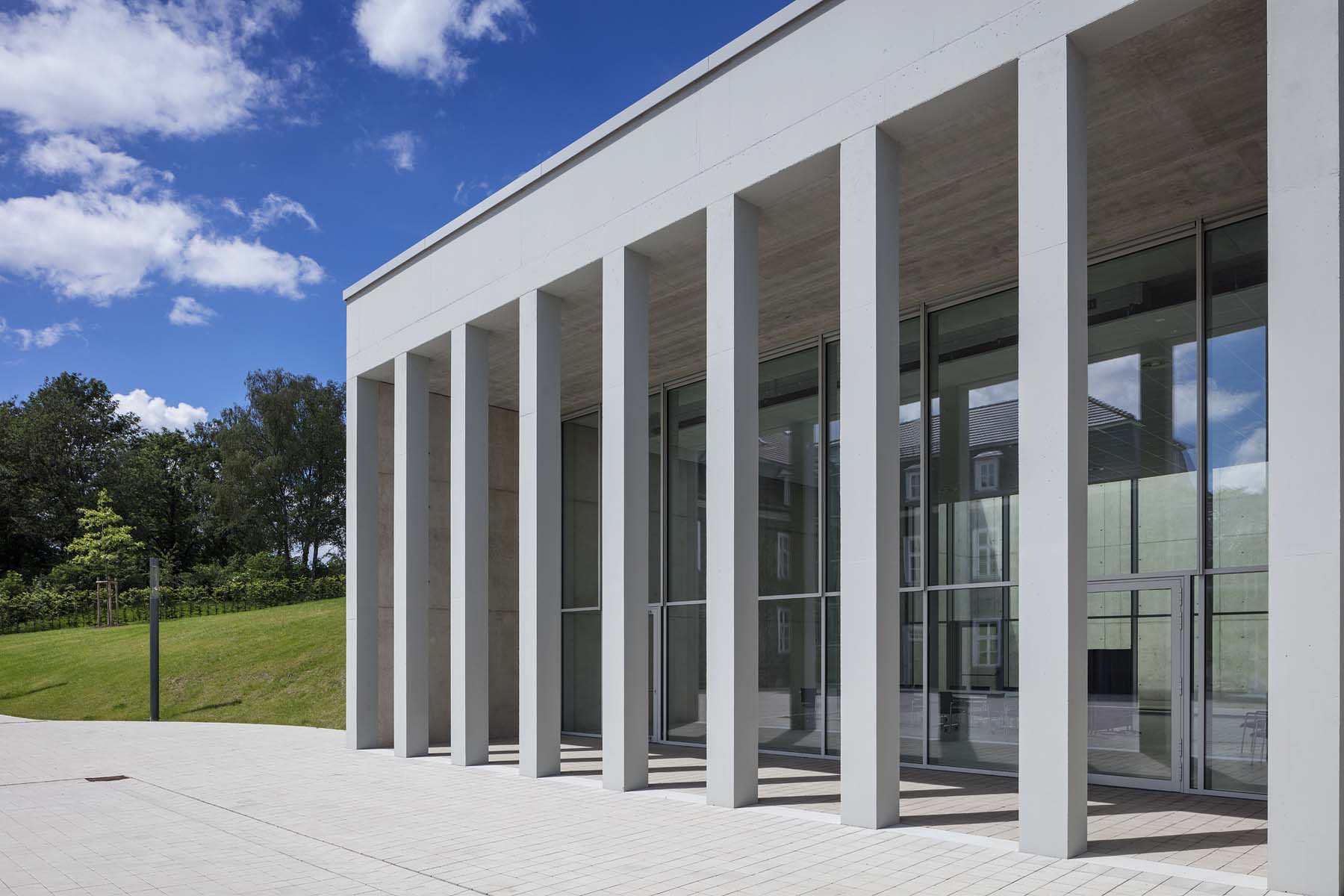 Bürgerdorf Waldbröl Archwerk       Saal Säulengang  Architekturfotografie Jens Kirchner