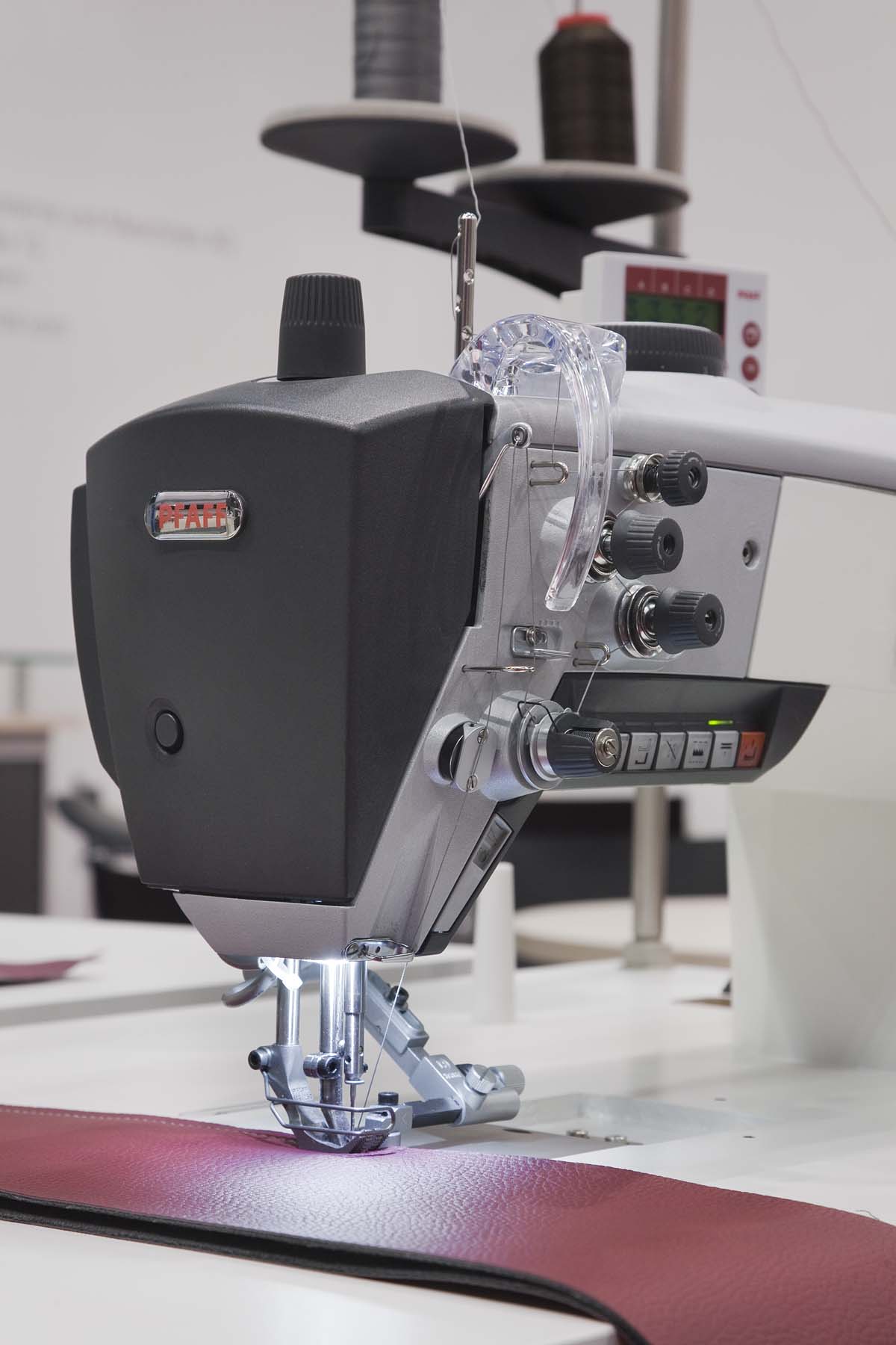 Messestand Interzum Köln Nähmaschine Produkt
