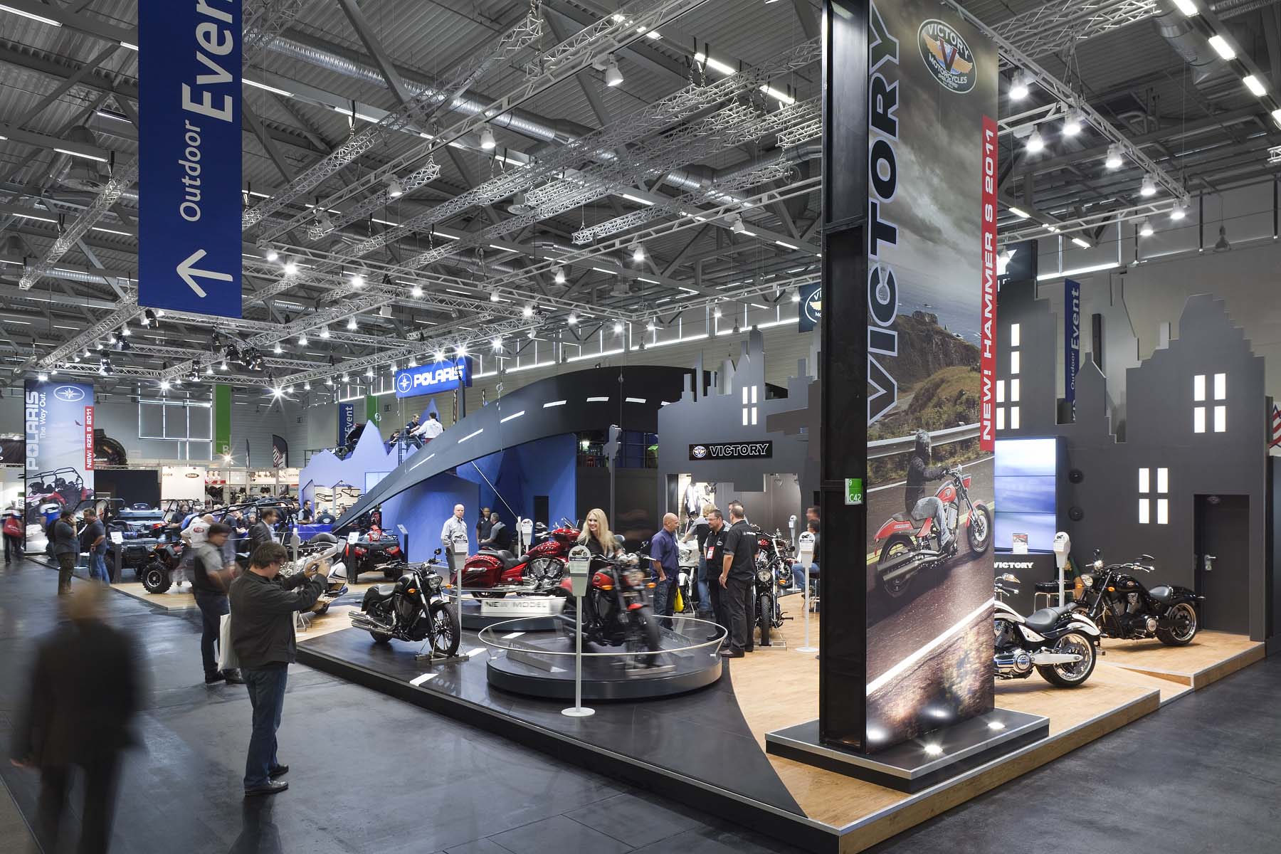 Polaris Victory Messestand Messe Köln Gesamtansicht Messepublikum