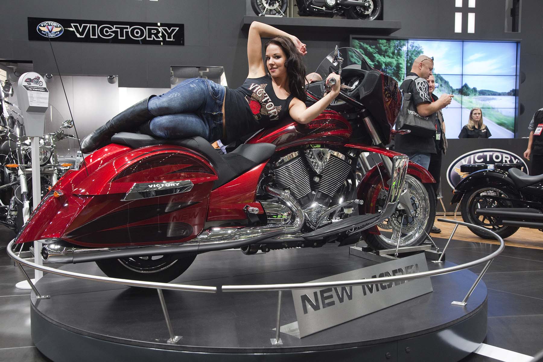 Polaris Victory Messestand Messe Köln Model posing girl