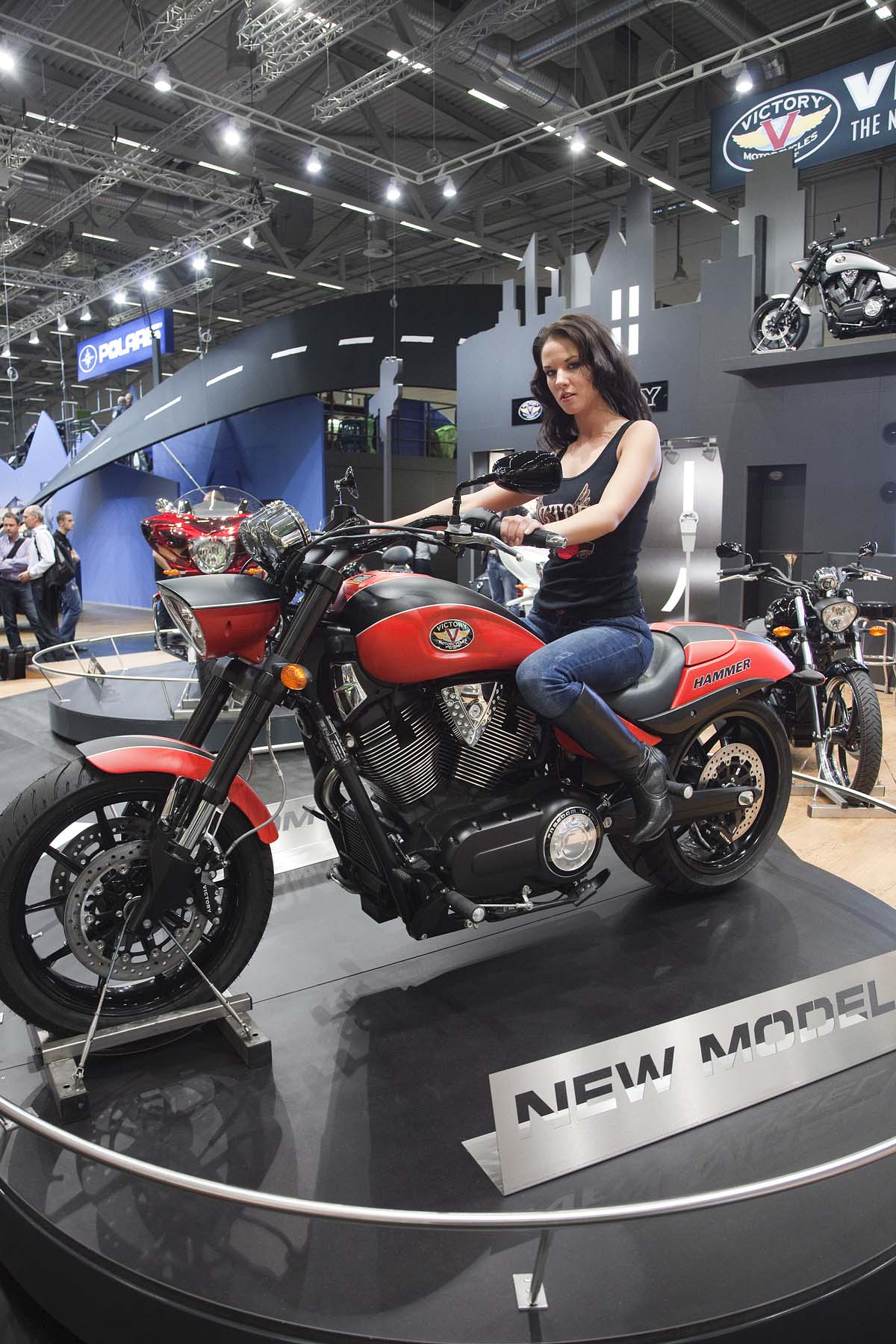 Polaris Victory Messestand Messe Köln Model posing girl