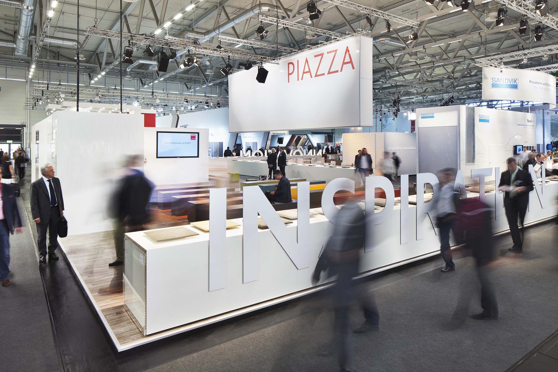 Piazza Messestand Interzum Köln Gesamtansicht Messepublikum