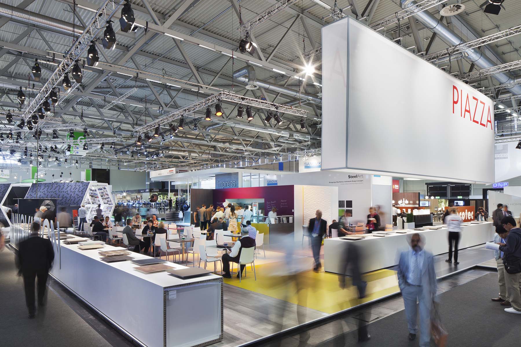 Piazza Messestand Interzum Köln Gesamtansicht Messepublikum