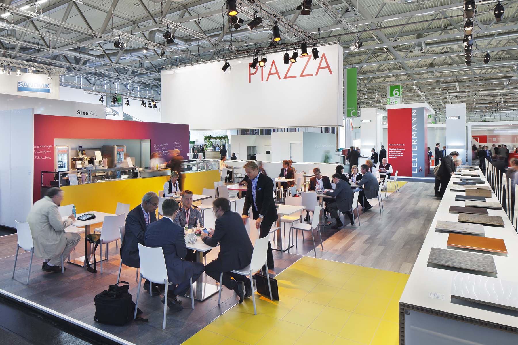 Piazza Messestand Interzum Köln Messepublikum