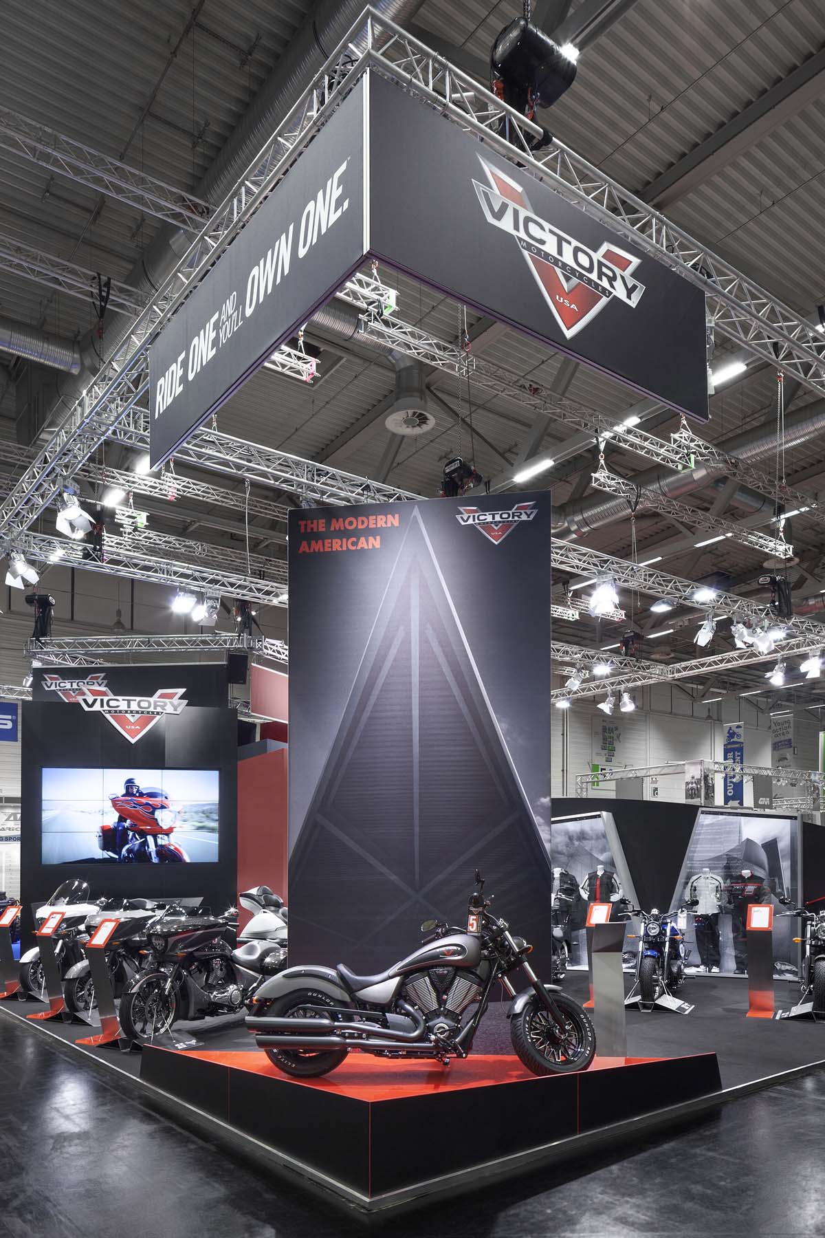 Polaris Victory Messestand Köln Messe Unternehmensschriftzug Produkt