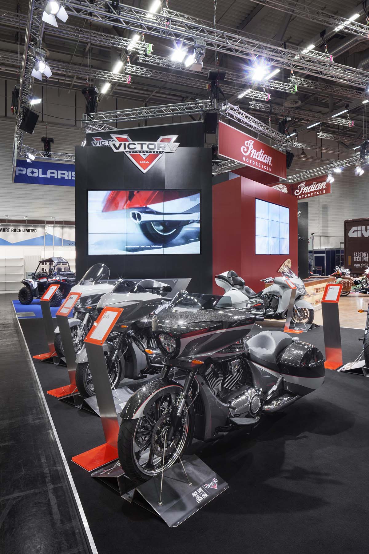 Polaris Victory Messestand Köln Messe Produkt