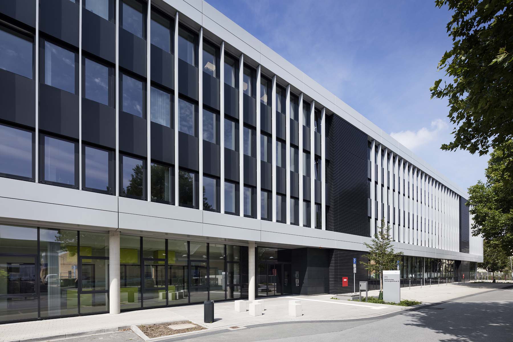 Medizinische Forschung Düsseldorf  Hahn Helten  Fassade Ausschnitt  Architekturfotografie Jens Kirchner