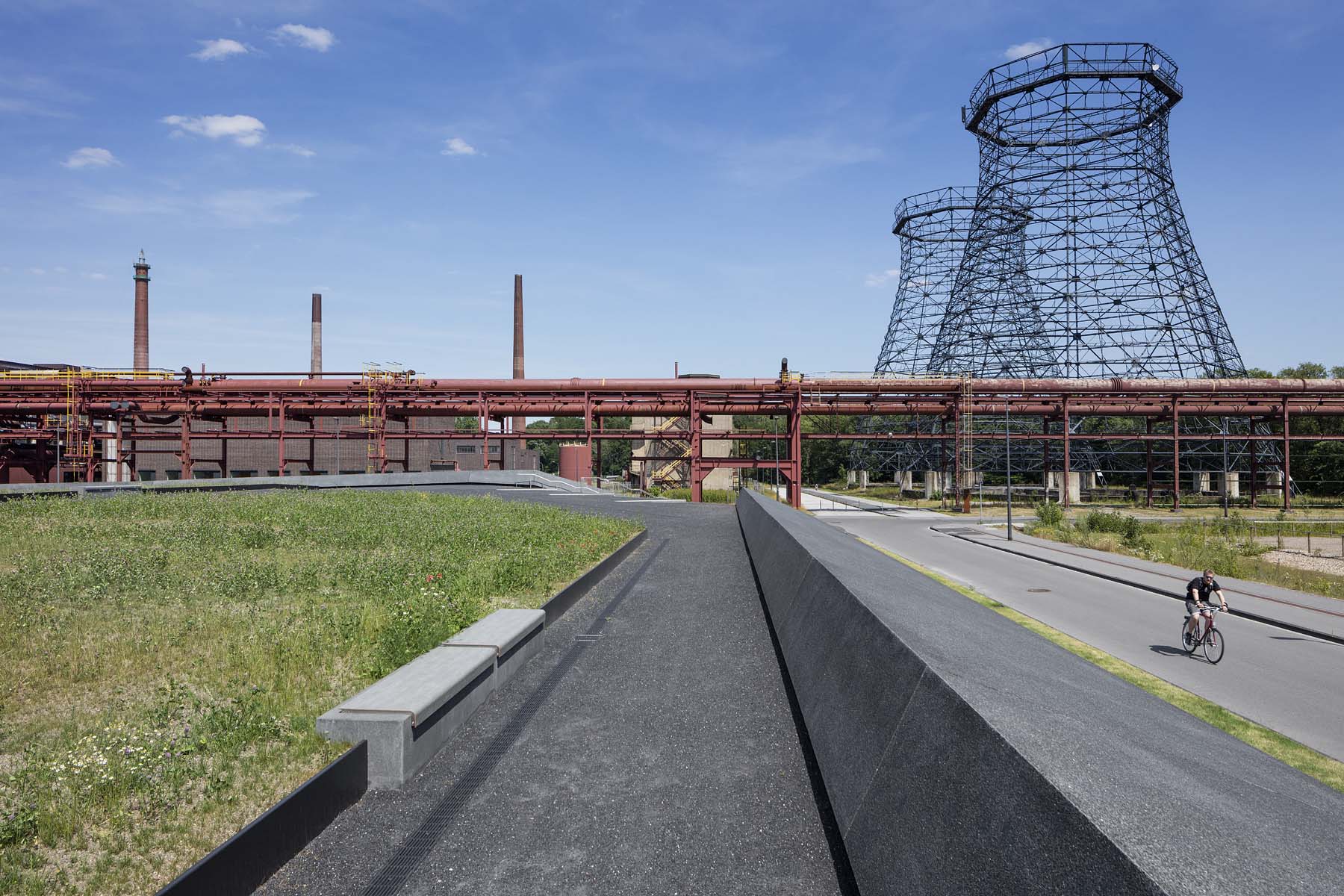 Parkhaus RAG Zeche Zollverein Kadawittfeldarchitektur  Dach Grünfläche Architekturfotografie Jens Kirchner