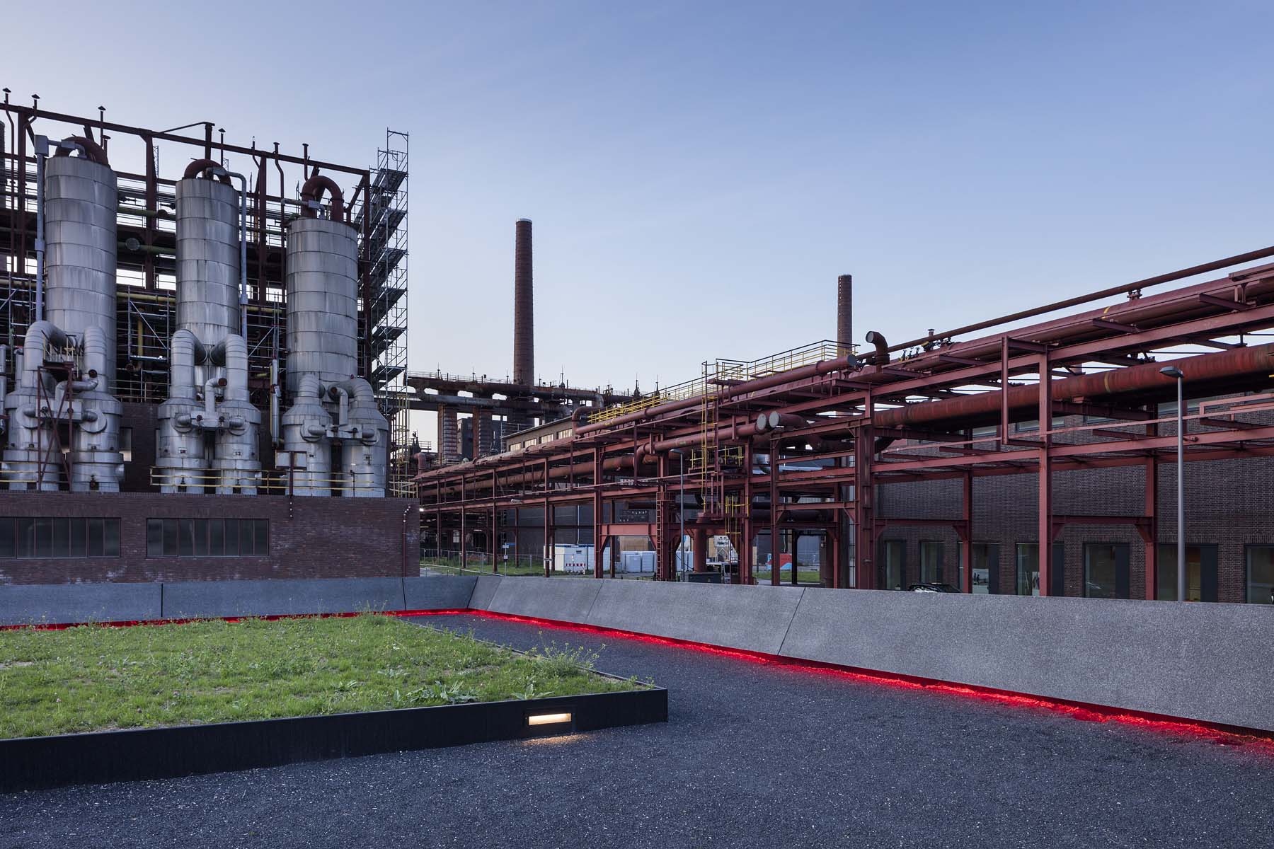 Parkhaus RAG Zeche Zollverein Kadawittfeldarchitektur Nacht Licht  Architekturfotografie Jens Kirchner