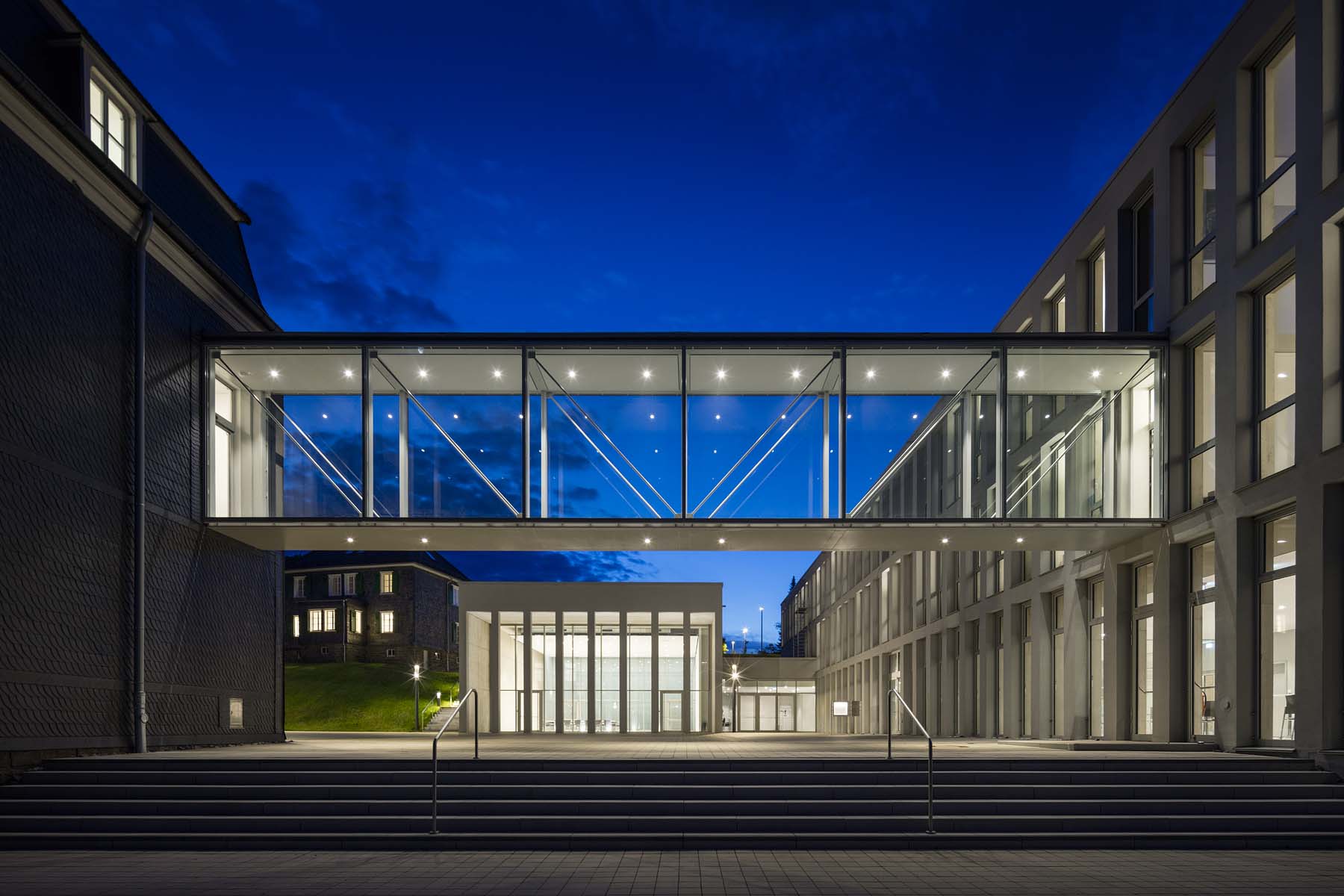 Bürgerdorf Waldbröl Archwerk       Gesamtansicht Brücke Nacht Architekturfotografie Jens Kirchner