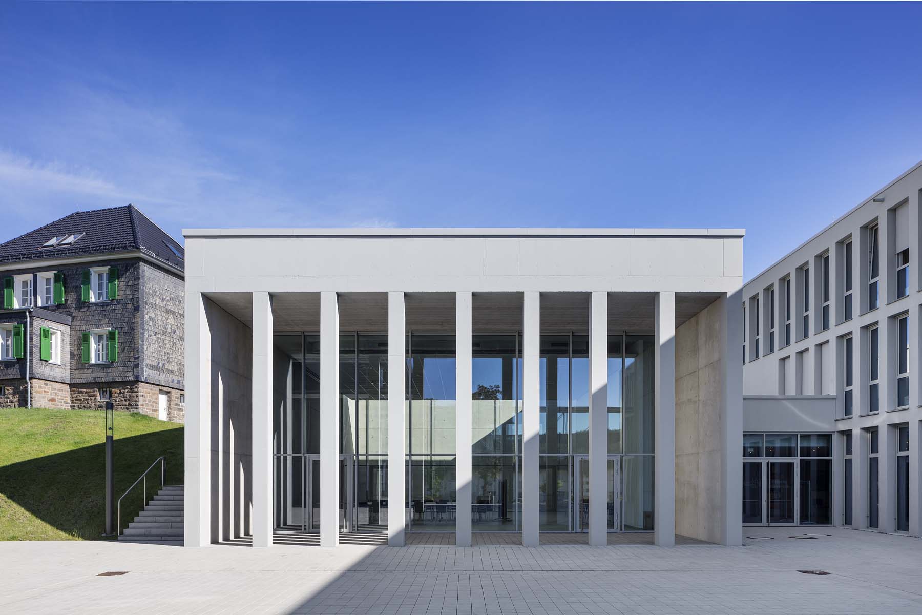 Bürgerdorf Waldbröl Archwerk       Saal Säulengang  Architekturfotografie Jens Kirchner