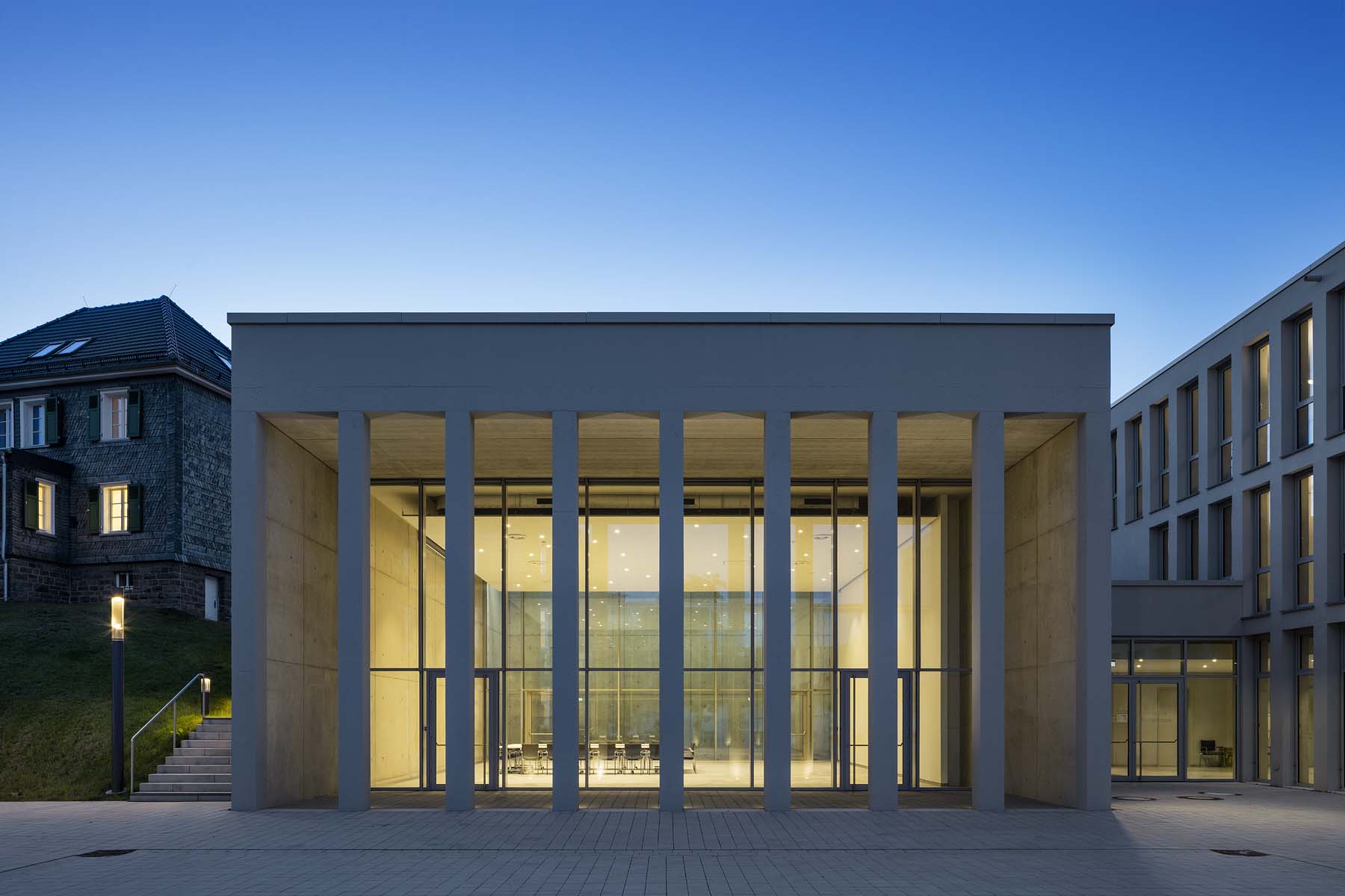 Bürgerdorf Waldbröl Archwerk       Saal Säulengang Nacht Architekturfotografie Jens Kirchner